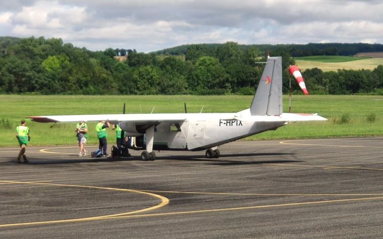 Un équipage autour d'un avion sur la piste d'Auch, chargé de suivre le parcours du Tour de France pour assurer la transmission télévisée